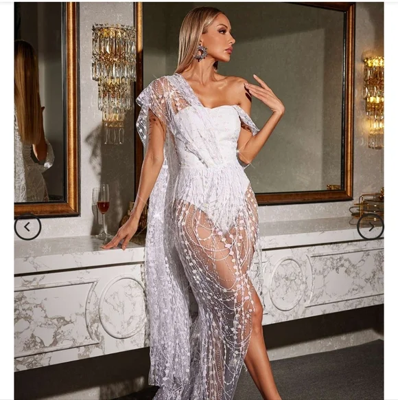 Elegant White Lace Gown - Picture 2 of 6